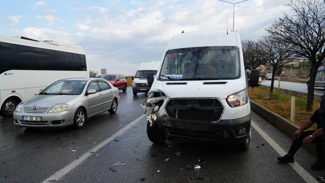 Kırıkkale'de işçi servisi ile otomobil çarpıştı: 11 yaralı 2